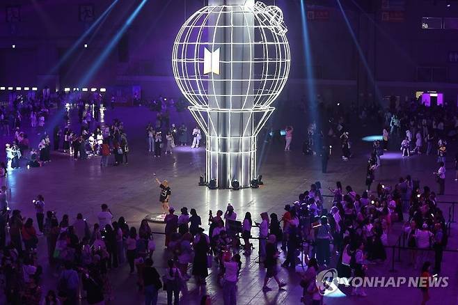 지난 13~14일 고양시 킨텍스 제2전시장 9~10홀에서 열린 ‘2025 BTS 페스타’ 오프라인 행사에 전세계 6만여명 팬들이 방문했다. 연합뉴스