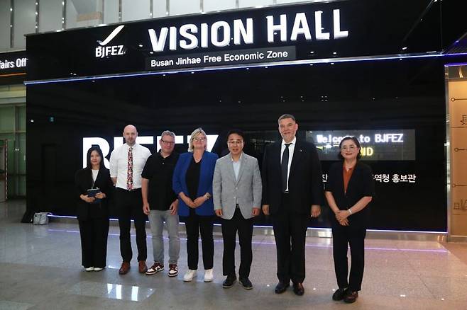 박성호 부산진해경자청장(왼쪽에서 5번째)이 16일 부산진해경자청을 방문한 독일 중소기업연방협회 관계자들과 기념촬영을 하고 있다. 부산진해경자청 제공