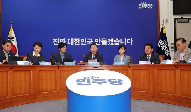 김병기 더불어민주당 대표 직무대행 겸 원내대표가 16일 국회에서 열린 최고위원회의에 참석해 발언하고 있다. 연합뉴스