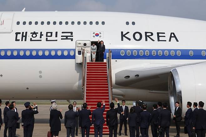 주요 7개국(G7) 정상회의에 참석하는 이재명 대통령이 김혜경 여사와 16일 성남 서울공항 공군 1호기에서 출국하기 전 인사하고 있다. 2025.6.16(저작권자(c) 연합뉴스, 무단 전재-재배포 금지)