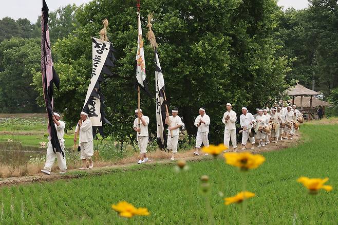 장뜰두레농요보존회 회원들이 장뜰두레농요 중 들나가기 시연을 하고 있다. 김혜윤 기자 unique@hani.co.kr