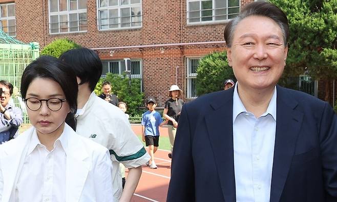 제21대 대통령 선거일인 3일 오전 윤석열 전 대통령 부부가 서울 서초구 원명초등학교에 마련된 서초4동 제3투표소에서 투표를 마치고 나가며 기자들의 질문에 웃으며 이동하고 있다. 공동취재사진