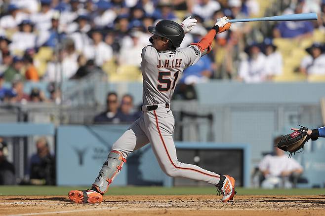 샌프란시스코 자이언츠의 이정후가 16일(한국시각) 미국 캘리포니아주 로스앤젤레스 다저스타디움에서 열린 메이저리그 로스앤젤레스 다저스와 방문 경기에 1번 타자 중견수로 선발 출전해 4회초 3루타를 치고 있다. 로스앤젤레스/AP 연합뉴스