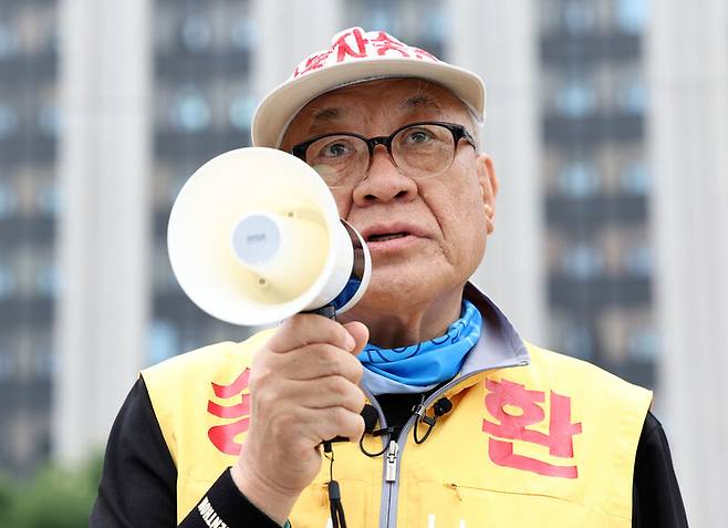 최성룡 납북자피해가족연합회 대표가 16일 서울시 종로구 정부서울청사 앞에서 기자회견을 열고 대북전단 살포 이유 등을 설명하고 있다. 연합뉴스