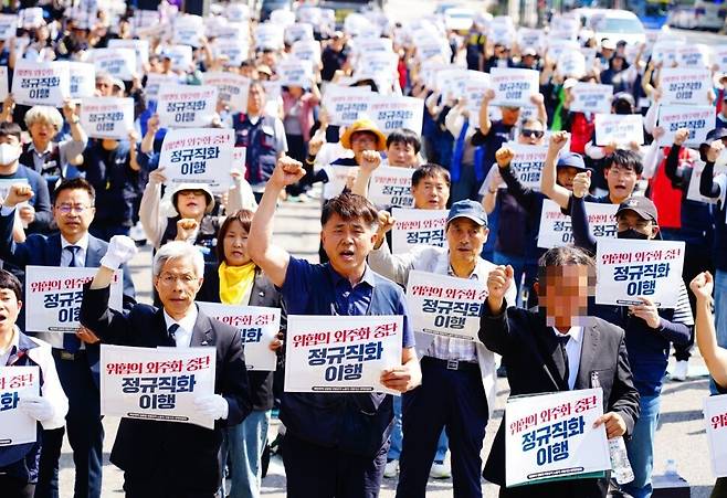 2025년 6월8일 공공운수노조와 권영국 민주노동당 대표 등이 충남 태안에서 ‘위험의 외주화 중단, 정규직화 이행’ 팻말을 들고 구호를 외치고 있다. 태안화력김충현대책위 제공