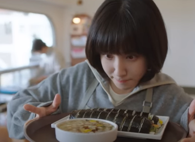 한국 드라마 '이상한 변호사 우영우'에서 주인공 우영우(박은빈)가 쟁반에 담긴 김밥을 바라보고 있다. 유튜브 'ENA' 채널 캡처