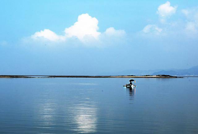 인천 영종도 바다 한가운데 낚싯대를 드리운 한 사람의 뒷모습이 왠지 모를 평화를 안긴다. 영종도=왕태석 선임기자