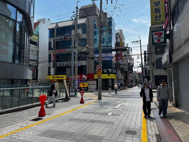 부산 남구에 위치한 경성대·부경대 인근 대학가에 5월 26일 대학생들이 지나다니고 있다. 여러 대학과 중고등학교가 밀집한 덕에 이곳 상권은 비교적 활발하다는 주변 상인들의 말에도 불구하고 임대를 써 붙여놓은 곳들이 많았다. 부산=오지혜 기자