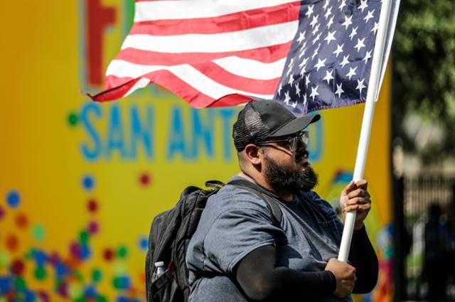 14일 샌안토니오 시내 트래비스 공원에서 한 시위 참가자가 도널드 트럼프 미국 행정부 정책에 항의하기 위한 '노 킹스(No Kings)' 행진이 시작되기를 기다리고 있다. 샌안토니오=AP 연합뉴스
