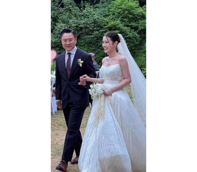 이광기가 딸 이연지의 결혼식에서 따뜻한 아버지의 모습을 보였다. 윤종신 SNS