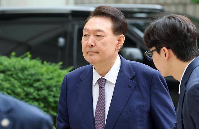 윤석열 전 대통령이 16일 오전 서울 서초구 서울중앙지법에서 열린 내란 우두머리 등 혐의 7차 공판에 출석하고 있다. 사진공동취재단
