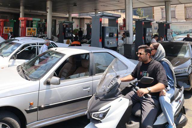 15일 이스라엘이 이란 수도 테헤란의 연료 저장소 2곳을 미사일 공격한 이후 운전자들이 주유소에 길게 줄을 서 주유를 기다리고 있다. 테헤란=AFP 연합뉴스