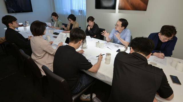 한국일보 뉴스이용자위원회가 13일 서울 중구 컨퍼런스하우스 달개비에서 대선 보도를 평가하는 회의를 하고 있다. 하상윤 기자