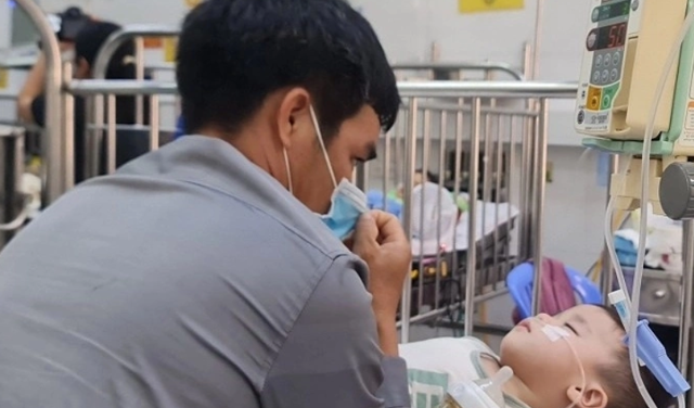 베트남 호찌민시의 한 아동 병원에서 홍역에 걸린 어린이가 치료를 받고 있다. VN익스프레스 캡처