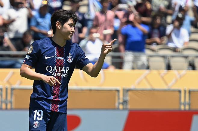 <yonhap photo-1664=""> Paris Saint-Germain's South Korean midfielder #19 Kang-in Lee celebrates after scoring a goal during the Club World Cup 2025 Group B football match between France's Paris Saint-Germain and Spain's Atletico de Madrid at the Rose Bowl stadium in Los Angeles on June 15, 2025. (Photo by Patrick T. Fallon / AFP)/2025-06-16 06:13:42/ <저작권자 ⓒ 1980-2025 ㈜연합뉴스. 무단 전재 재배포 금지, AI 학습 및 활용 금지></yonhap>
