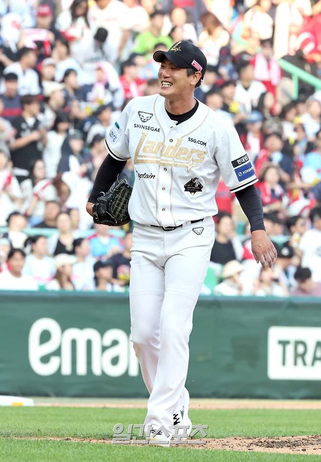 14일 오후 인천 SSG 랜더스필드에서 열린 2025 프로야구 롯데 와 SSG경기. SSG 선발 김광현이 5회 롯데 공격을 막고 들어오며 미소 짓고 있다 인천=정시종 기자 capa@edaily.co.kr /2025.06.14.