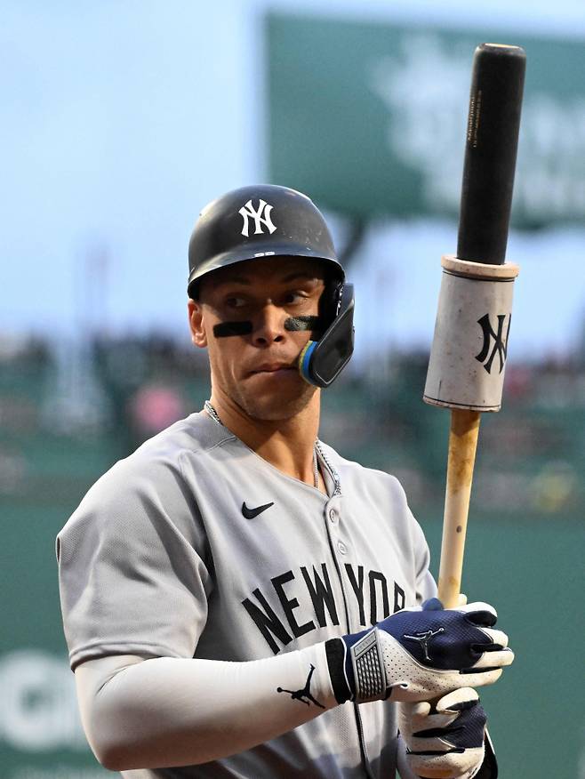 <yonhap photo-3179=""> BOSTON, MASSACHUSETTS - JUNE 14: Aaron Judge #99 of the New York Yankees walks onto the field during the first inning of a game against the Boston Red Sox at Fenway Park on June 14, 2025 in Boston, Massachusetts. Brian Fluharty/Getty Images/AFP (Photo by Brian Fluharty / GETTY IMAGES NORTH AMERICA / Getty Images via AFP)/2025-06-15 09:07:50/ <저작권자 ⓒ 1980-2025 ㈜연합뉴스. 무단 전재 재배포 금지, AI 학습 및 활용 금지></yonhap>