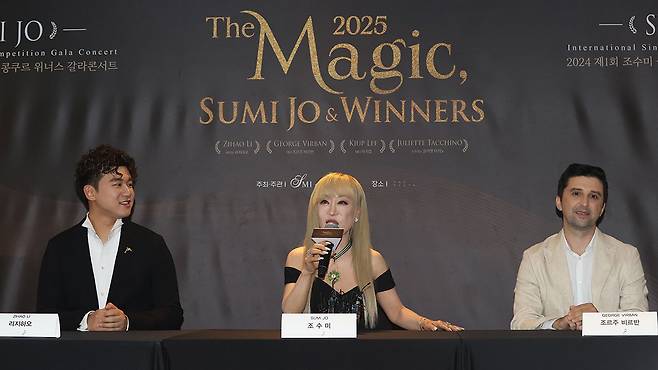 수상자들 소개하는 조수미