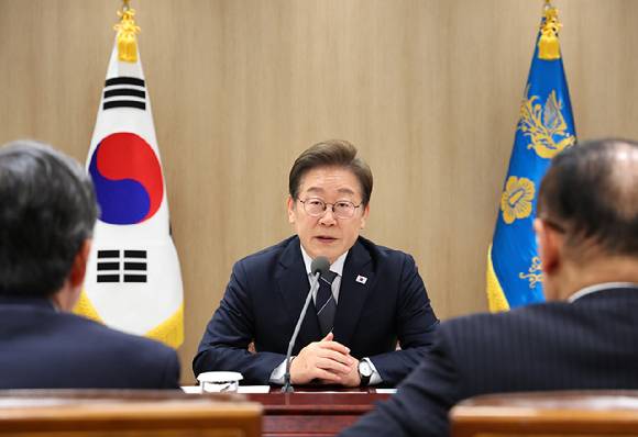 이재명 대통령이 지난 13일 용산 대통령실에서 이스라엘의 이란 공습관련 경제안보 긴급 점검회의를 하고 있다. 2025.6.13 [사진=연합뉴스]