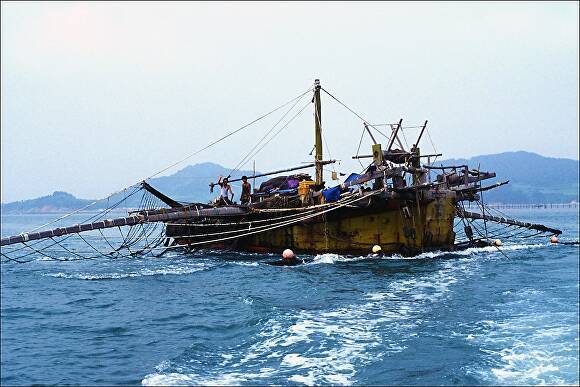 1990년대 낙월도 앞 해상에서 새우잡이 조업중인 중선(中船)의 모습 [사진=낙월도 역사자료보존회]