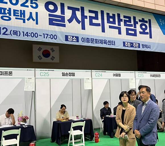 정장선 평택시장이 12일 평택 이충체육문화선테에서 열린 '2025 상반기 평택시 일자리박람회'에서 행사 진행 상황을 점검하고 있다. [사진=평택시]