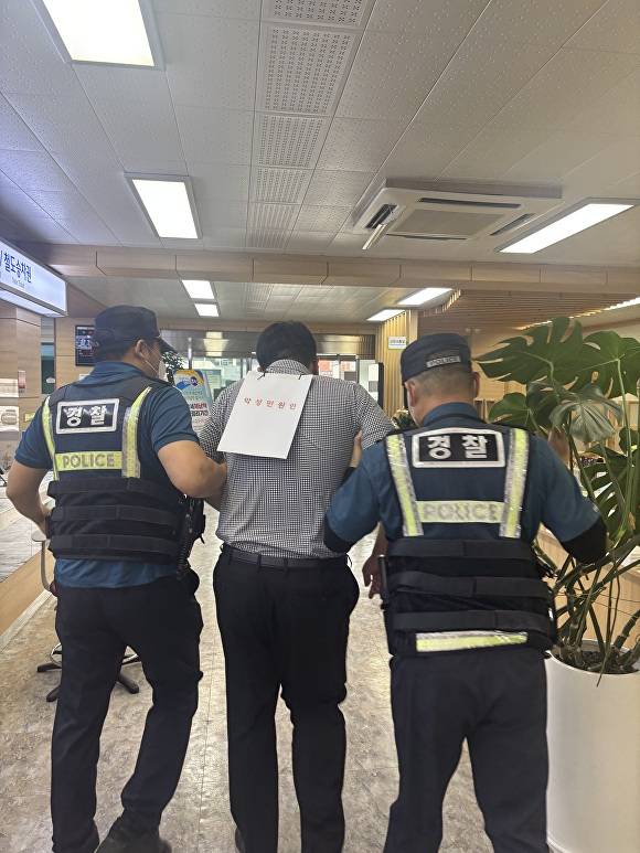 지난 13일 전남 무안군에서 실시된 악성 민원 대처 모의훈련에서 민원인 역할을 맡은 공무원이 경찰에게 붙잡혀 있다.  [사진=무안군]