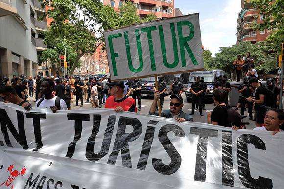 15일(현지시간) 스페인 바르셀로나에서 과잉 관광에 반대하는 시위대들이 피켓을 들고 있다. [사진=AFP/연합뉴스]