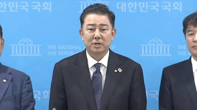 김병기 더불어민주당 신임 원내대표가 15일 국회 소통관에서 원내대표단 인선을 발표하고 있다. (SBS 캡처)