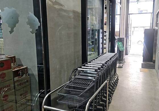 15일 오전 경기도 성남시의 한 약국 입구. 카트가 진열돼 있다. 가방은 물품보관함에 놓고 들어가야 한다. 채혜선 기자