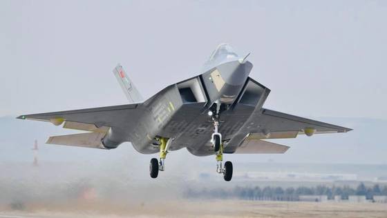 이륙중인 칸 시제기. 튀르키예 국방부