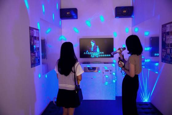 남다현 작가의 '코인미술연습장'에서 장수빈(오른쪽) 큐레이터와 '소프라노를 위한 목소리 작업'을 부른 김민영 학생기자.