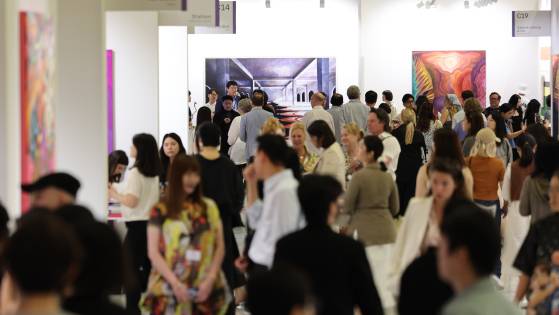 지난해 9월 서울 코엑스에서 열린 글로벌 아트페어 '프리즈 서울 2024' VIP 프리뷰를 찾은 관람객들. 뉴스1