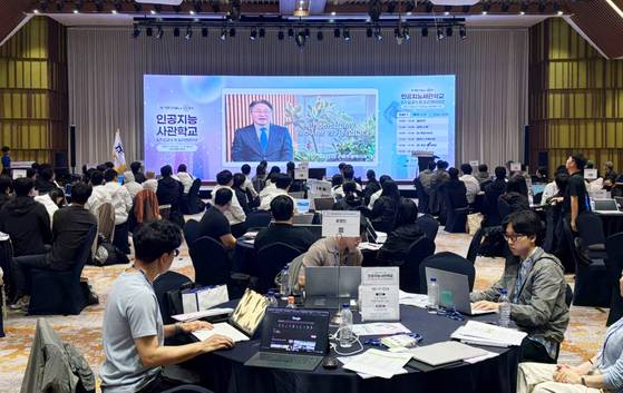 강기정 광주광역시장이 지난달 28일 전남 고흥 썬밸리리조트에서 열린 인공지능(AI) 사관학교 6기 교육생 입교식과 오리엔테이션에 참석해 축사를 하고 있다. 광주광역시 제공