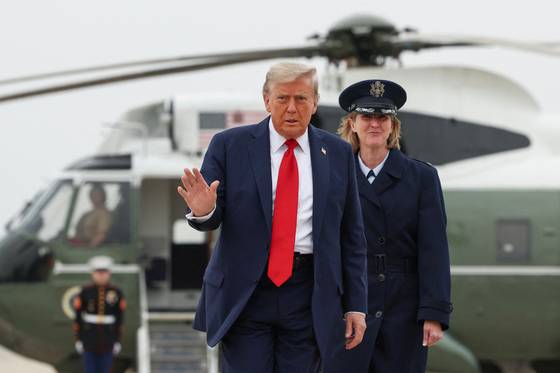 도널드 트럼프 미국 대통령이 15일(현지시간) 미국 메릴랜드주 앤드류스 합동 기지에서 G7 정상회의에 참석하기 위해 캐나다로 출발하면서 전용기인 에어포스 원으로 걸어가고 있다. 로이터=연합뉴스