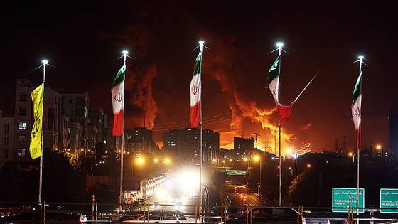 15일(현지시간) 이란의 주요 수뇌부와 핵 시설을 노린 이스라엘의 공습으로 인해 이란 수도 테헤란에 있는 샤란 가스·석유 저장소에서 불길이 치솟고 있다. 로이터=연합뉴스