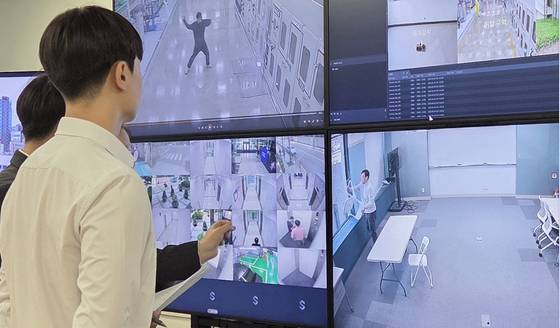 지난 13일 오후 서울 중구의 보안 기업 에스원 연구개발(R&D)센터에서 연구원들이 영상을 학습 시키기 위해 직접 촬영한 영상을 보고 있다. 박해리 기자