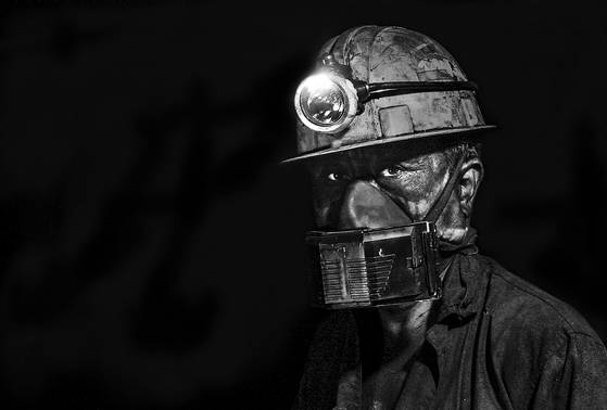경동탄광에서 칠흑 같은 어둠 속에서 작업 중인 광부. 사진작가 전제훈의 '셀카'다. [사진 전제훈]