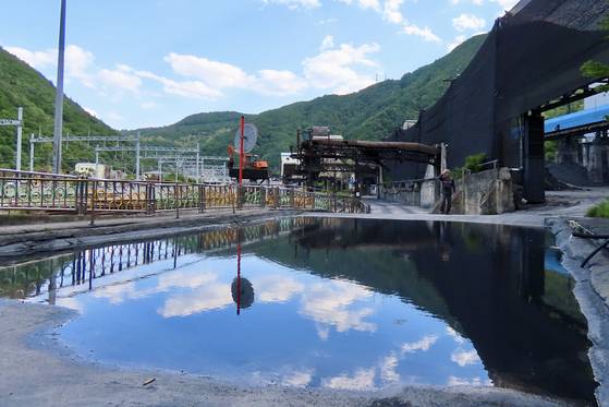 강원도 태백시 철암역 인근의 철암역두(鐵岩驛頭) 선탄장은 장성광업소 산하로 1939년부터 가동된, 우리나라 최초의 선탄시설이다. 2024년 6월 장성광업소가 문을 닫았지만 이전에 캐낸 석탄은 아직도 운반하고 있다. 철암역두 선탄장은 2002년 5월 근대문화유산 등록문화재가 됐다. 김홍준 기자