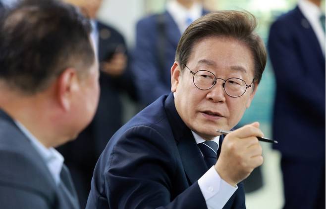 ▲ 이재명 대통령이 13일 경기도 파주시 장단면 행정복지센터에서 접경지 주민 간담회를 하고 있다. [연합뉴스]