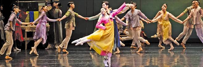 1막에서 춘향과 몽룡이 남원 광한루에서 처음 만나 춤을 추는 장면.  유니버설발레단 제공