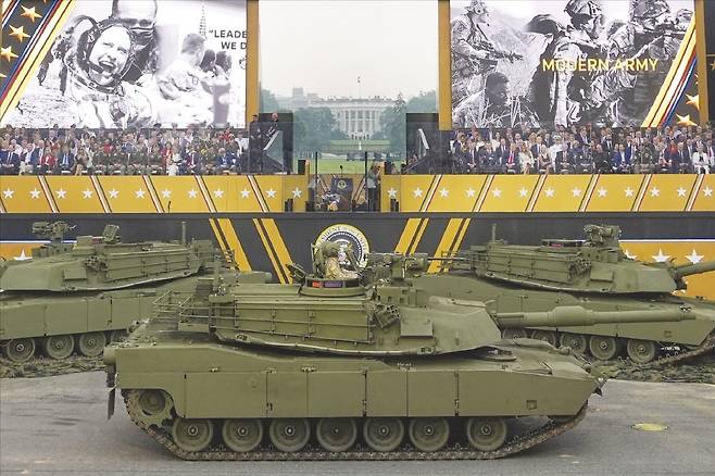 < 美 34년 만에 육군 열병식…반트럼프 시위도 격화 > 미국 육군 창설 250주년을 기념해 14일(현지시간) 워싱턴DC에서 열린 열병식에서 도널드 트럼프 대통령이 지켜보는 가운데 탱크가 지나가고 있다.  사진=AP