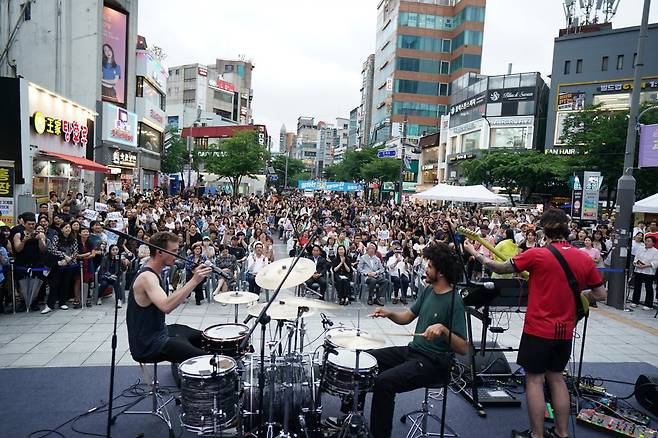 지난해 서울 신촌 연세로에서 열린 프랑스 거리음악축제.