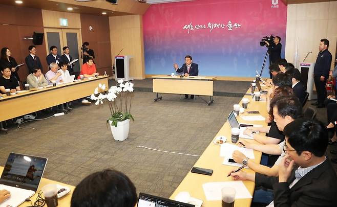 김두겸 울산시장이 16일 울산시청 프레스센터에서 SK 울산 AI 데이터센터 유치관련 언론 브리핑을 하고 있다. 울산시 제공