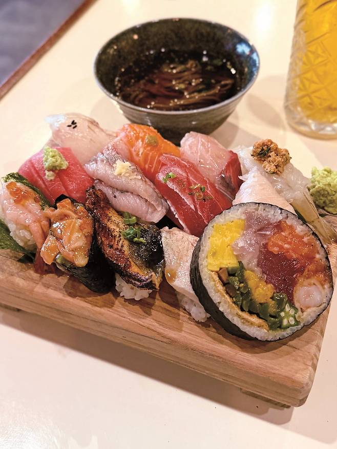 광어·민물장어·생새우 등 재료를 아낌없이 사용한 가정특선스시. 사진=박소윤