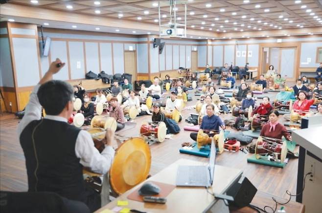 지역 시민들을 위한 사물놀이 설장고 무료 특강. /원광디지털대 제공