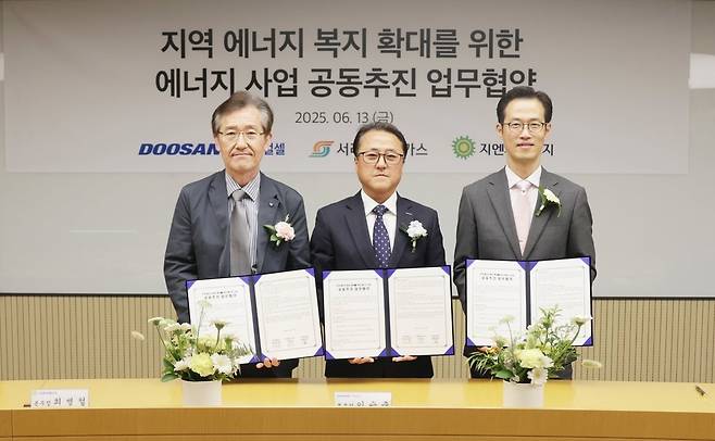 업무협약식이 끝나고 두산퓨얼셀 이승준 본부장이 서라벌도시가스 김준석 대표, 지엔씨에너지 최병철 본부장과 함께 기념사진을 촬영하고 있다. 사진=두산퓨얼셀