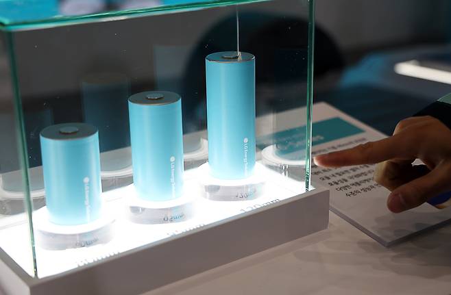 지난 3월 열린 ‘인터배터리 2025’ 행사에서 LG에너지솔루션이 전시한 46시리즈 배터리. 연합뉴스