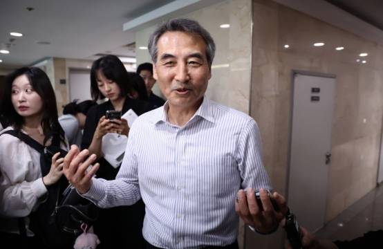 김건희 특검으로 지명된 민중기 전 서울중앙지방법원장이 13일 서울 서초동 사무실에서 취재진을 만나 이야기하고 있다. 연합