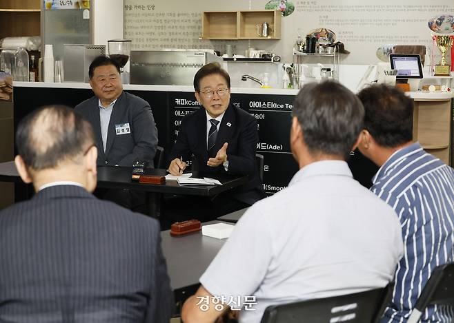 이재명 대통령이 지난 13일 경기도 파주시 장단면 행정복지센터에서 열린 접경지 주민들과의 간담회에서 모두발언을 하고 있다. 대통령실사진기자단