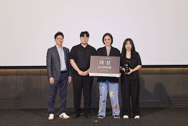 지난달 30일 서울 CGV용산아이파크몰에서 열린 CGV ‘AI 영화 공모전’ 시상식에서 <The Wrong Visitor>를 만든 창작자들이 정종민 CGV 대표이사(맨 왼쪽)와 기념 촬영을 하고 있다. 오른쪽에서 두 번째가 극본을 쓰고 연출한 현해리 감독(35). CJ CGV 제공
